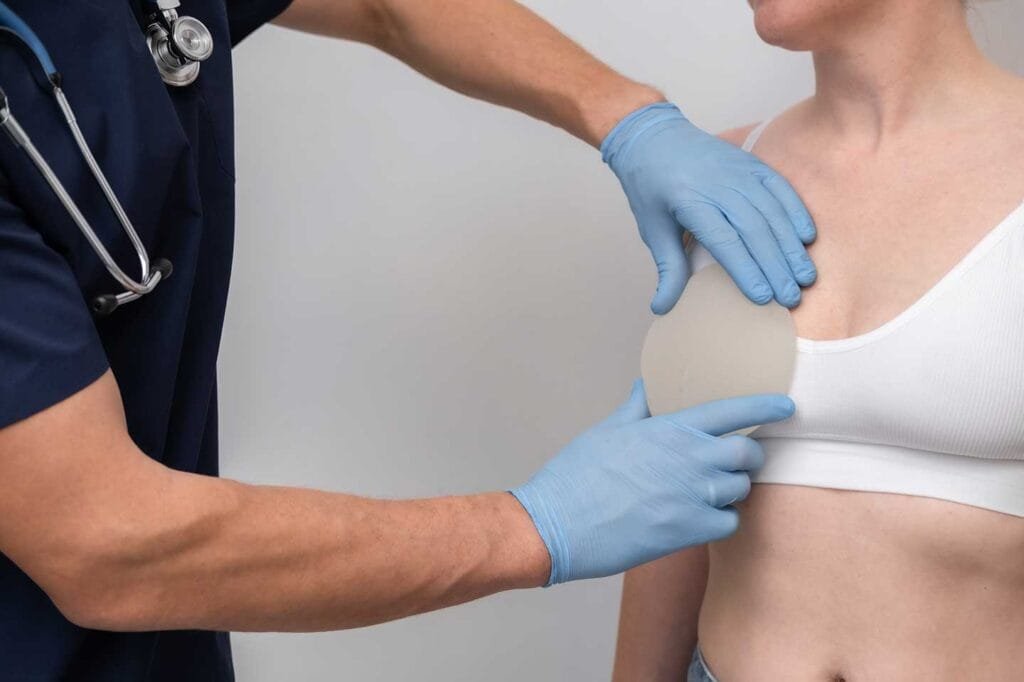 Comment choisir la bonne taille d’un implant mammaire ?